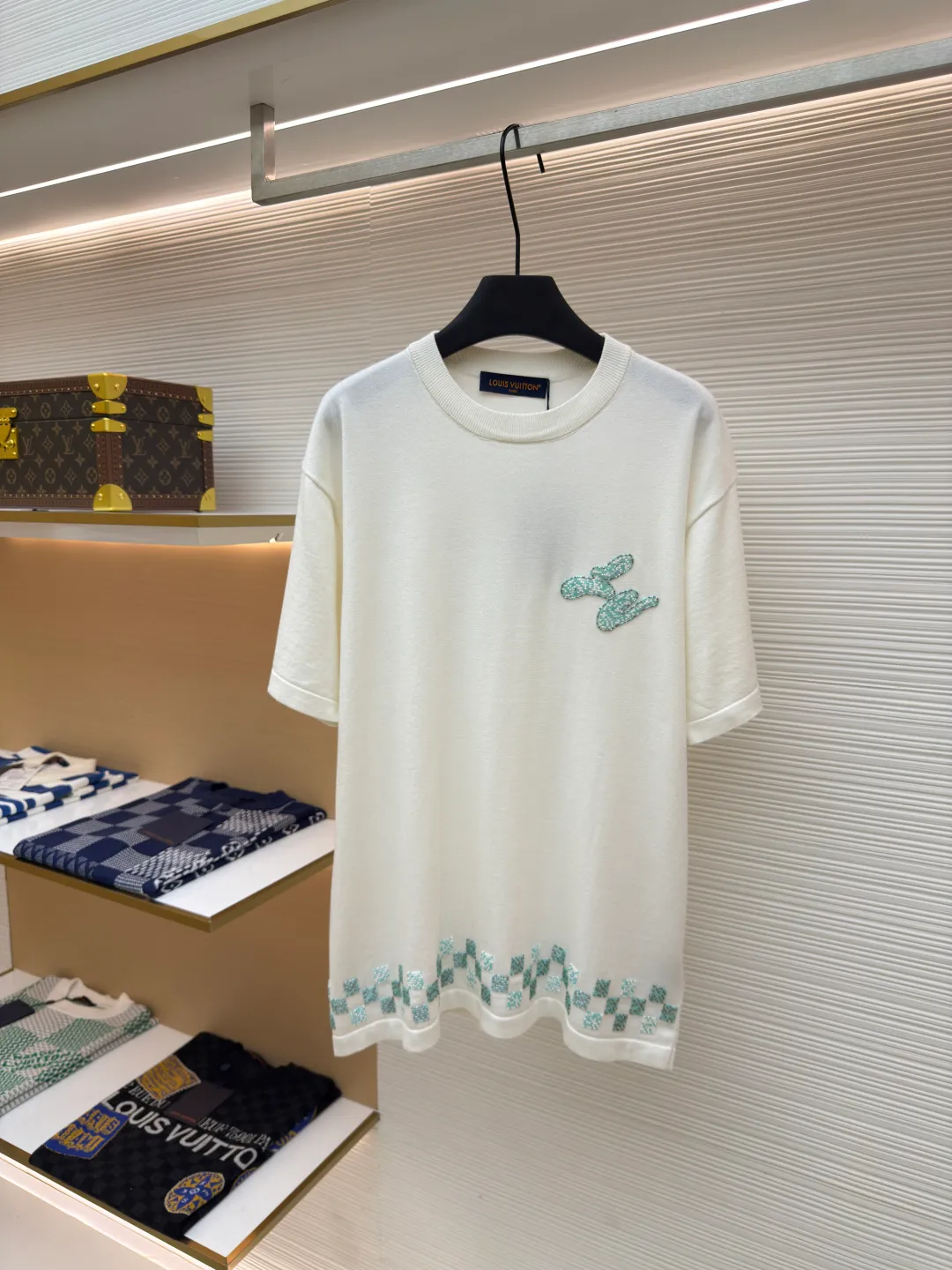 LOUIS VUITTON beaded woolen short sleeves with decorative details ●Authentic product: Purchased and developed by 14599 ●Item number: 1680201-B05 ●Material: plain cotton fabric ●Technology: woolen fabric ●Version: fitted version ●Weight: about 350 grams ●Size: The plaid embroidery pays homage to Yingze swimming pool tiles, and the handwritten LV beads embellish the chest. The overall wiring is straight and delicate, the fabric is comfortable and soft, and the color is consistent without color difference. It can be matched with the same style to create a fashionable look and control various occasions. Customized accessories, complete with three standards, same style for men and women!